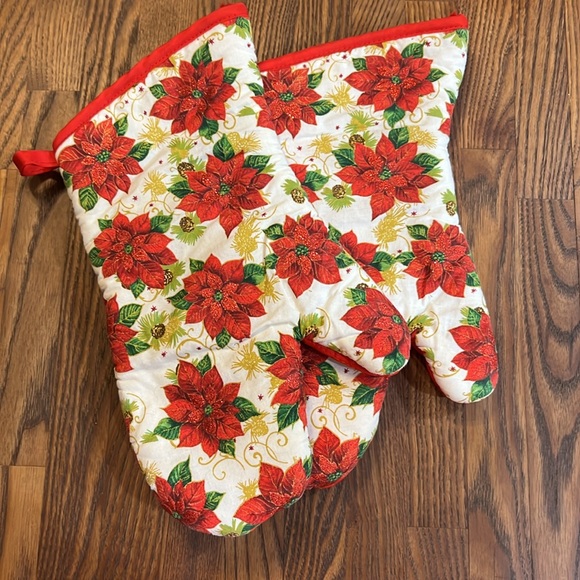 Festive Poinsettia Oven Mitt and Pot Holder six piece Set - Picture 6 of 10